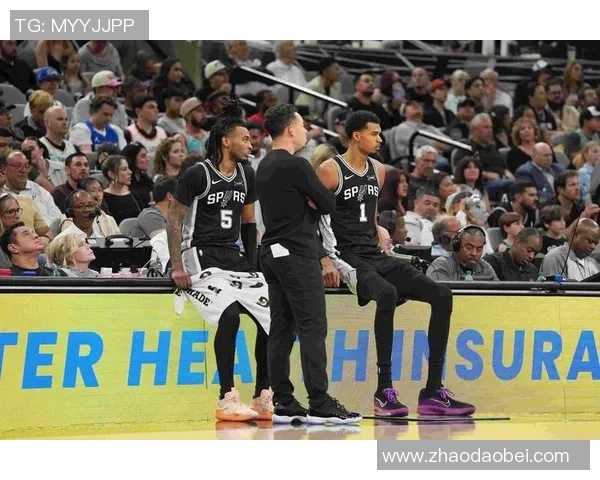 勇士在最后时刻逆转马刺以113比111险胜展现强大韧性与团队合作精神